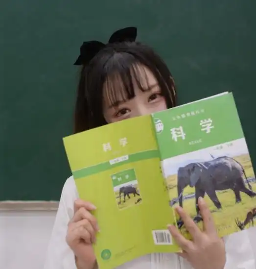 90后女老师身穿jk上课,家长看后强烈不满,表示有伤风化