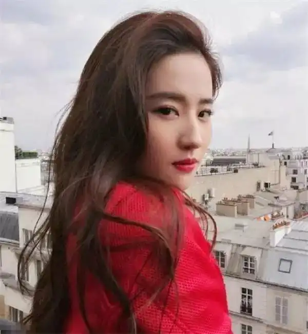 当你连腮红位置都没找准时,有妹子已经在玩膝盖腮红耳垂腮红了