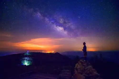 千人共聚绿林寨观星空搭帐篷看日出