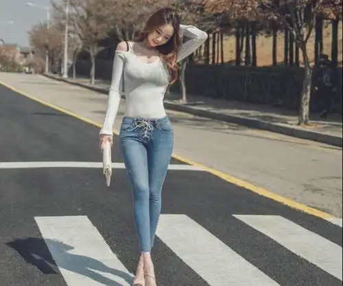 小姐姐穿上紧身裤,各种时髦美搭,个性有美感