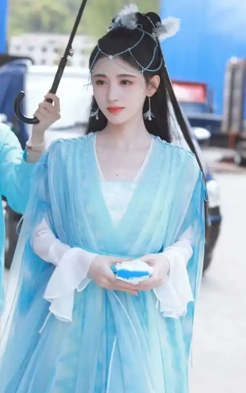 鞠婧祎新剧杀青,17套衣服,妆容不变,网友直呼不用看剧了