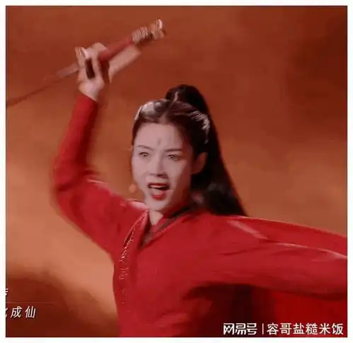 一身红衣,一曲戏腔,因为浪姐我认识了这个与众不同的青年人