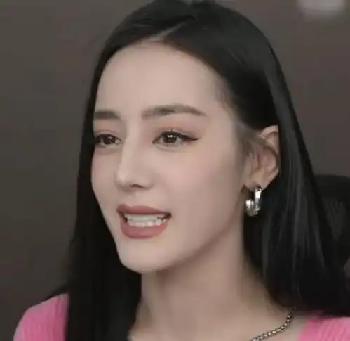 热巴现身李佳琦直播间,瘦1大圈成大头娃娃,发际线变高撞脸杨幂