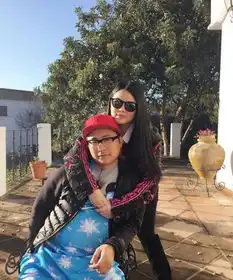 李湘晒墨镜自拍网友跑偏重点胸好大