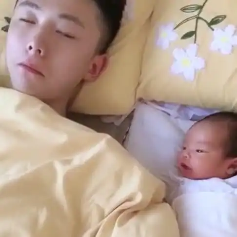 新手爸爸的无奈,为了怕孩子下一秒就开始哭,紧张的动也不敢动