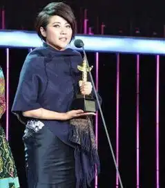 她凭借一角获8个影后,为生病母隐退8年,现如今无人敢娶
