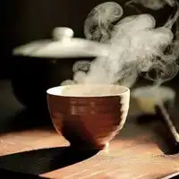 一个人静心品茶的图片唯美一个人静静喝茶的图片