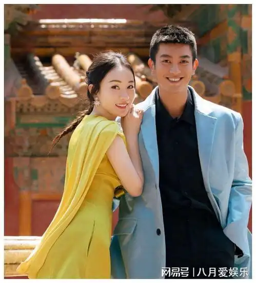 杜江带8岁儿子与友聚会嗯哼身材高挑成小帅哥,父子俩被夸帅气