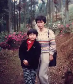 周杰伦童年修复照,眼睛又大又水灵,和妈妈在一起满脸自豪