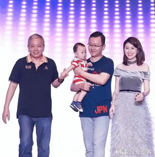 广东台七位男主持人的全家福,一人与妻子分别九年,两人娶了同事