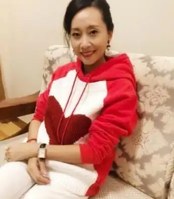 曾经春晚舞台上的常客,因丈夫离世再婚的她,如今却鲜为人知