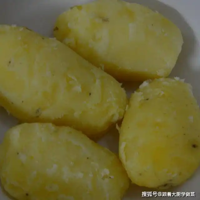 糖醋土豆球,外表金黄酥脆,口感绵密,吃了还想吃