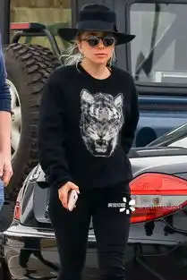 ladygaga街拍老虎头印花毛衣alexanderwang马丁靴暗黑霸气