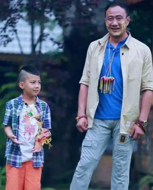 胡军儿子康康刚满12岁,个头就比妈妈高,别人家孩子都怎么长得