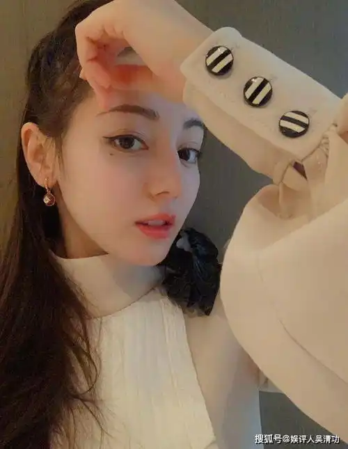 迪丽热巴云看秀,古力娜扎晒精致耳坠,杨超越唱起床歌害室友
