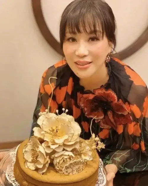 甄子丹一家合体,为好友吕良伟妻子庆生,汪诗诗穿白裙全场最美