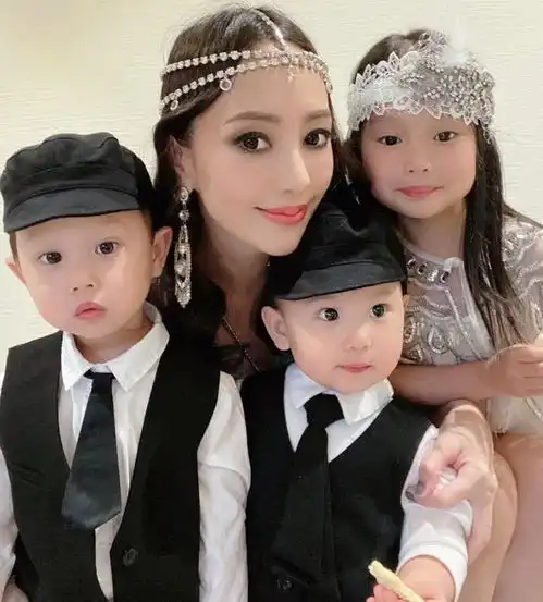 台湾第一千金关颖晒全家福庆新年,4年生3胎的她大秀纤美身材很少女