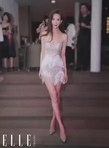 林志玲婚礼现场,王力宏老婆穿露肩礼服晒合影,不动声色抢了风头