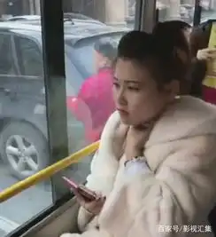年轻女孩在公交车上睡着,来看到眼前的一幕,让她倍感恶心