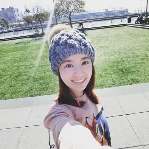 林心如街头戴墨镜吃甜点乐开怀可是为什么眼睛是向上看的呢