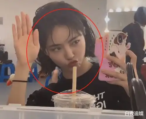 25岁许佳琪对镜自拍,纯素颜状态下的五官,确定我没看错吧