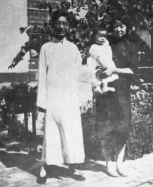 老舍中年人的抗战
