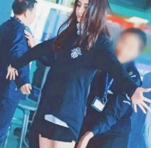 明星过安检,鹿晗呆萌,李易峰搞笑,迪丽吸睛,赵丽颖接地气,千玺太逗了姐姐