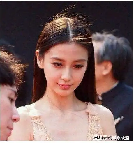 baby杨颖穿旗袍气质出挑,网友却发现她的下巴居然变歪了