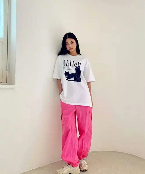 90后韩国博主的多样美搭,在休闲种演绎极简风情,治愈乱穿衣的你