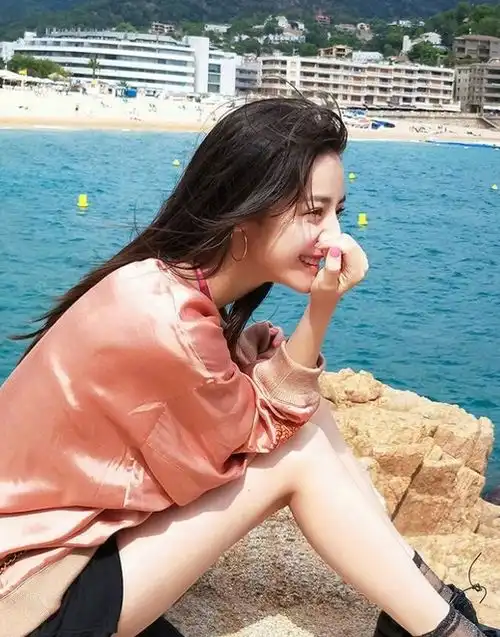 迪丽热巴偶遇路人粉丝合影,结果颜值被碾压,连粉丝都纷纷倒戈