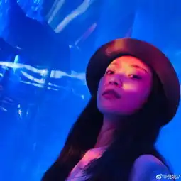 倪妮晒自拍笑容甜美素颜出镜对镜比耶皮肤超好