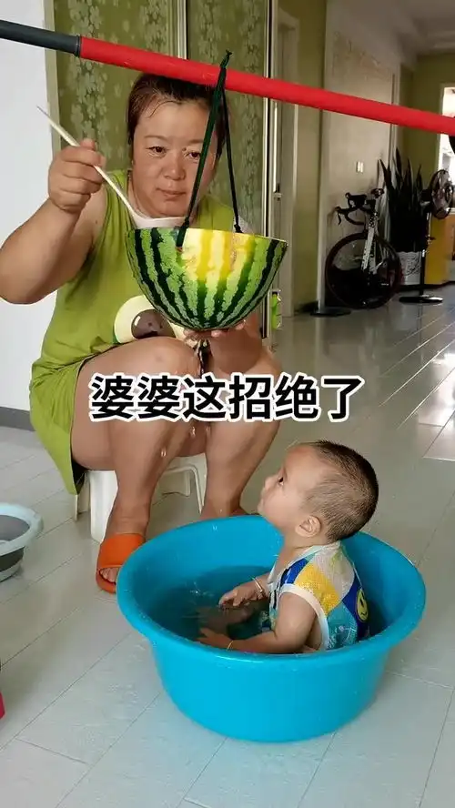 西瓜太郎版的淋浴头你见过吗简直是带娃的必备神器,婆婆这一招太好使了
