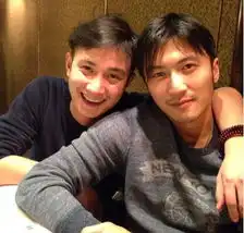 文章谢霆锋亲密合影勾肩搭背玩自拍
