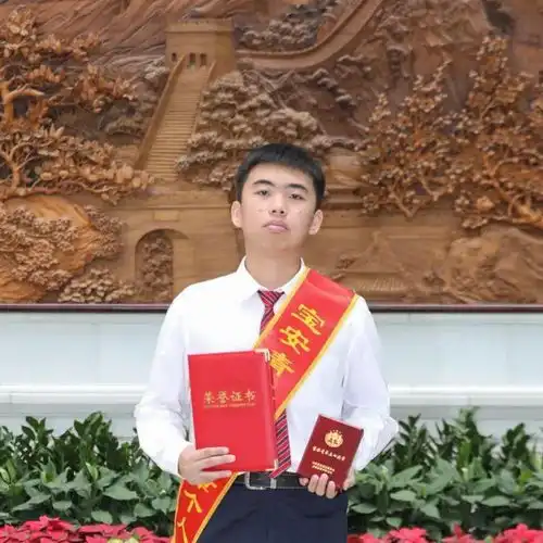 站在双区高度抓好青年工作宝安10名优秀青年和6个优秀集体获表彰