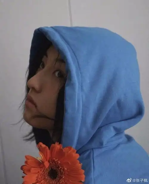 张子枫晒九宫格自拍穿蓝色卫衣持花摆pose张子枫晒九宫格自拍目前情况如何了