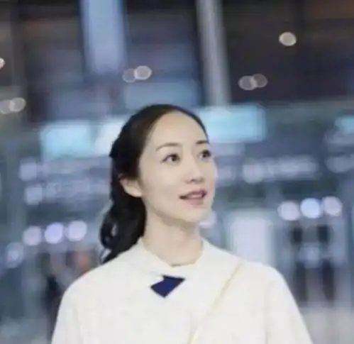 韩雪一身简单白色大衣现身机场没有口罩墨镜帽子很接地气