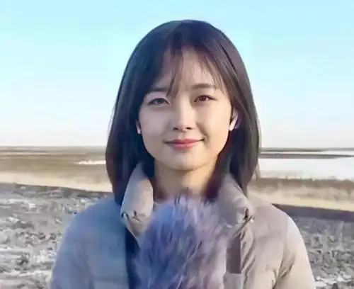 央视最美记者王冰冰首冲浪泳衣勒出小蛮腰,乖巧趴板上湿发妩媚