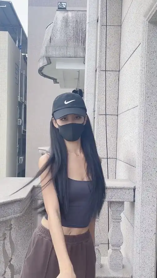 夏天太热了,小吊带必须安排起来美女热舞