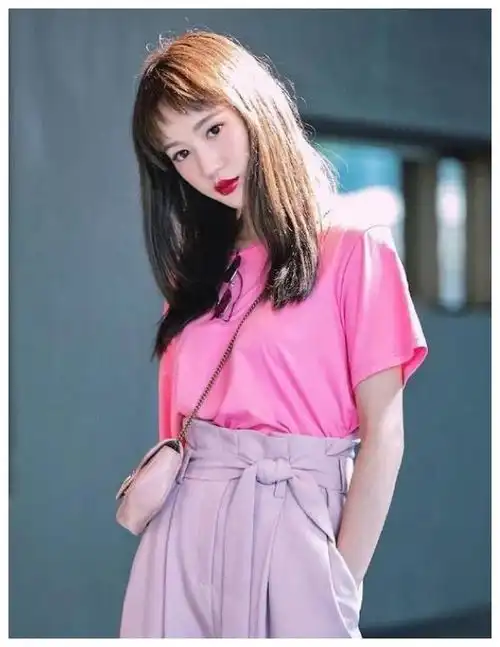 亭亭玉立的美女,一件黄色背心配漏洞牛仔裤,时尚靓丽气质