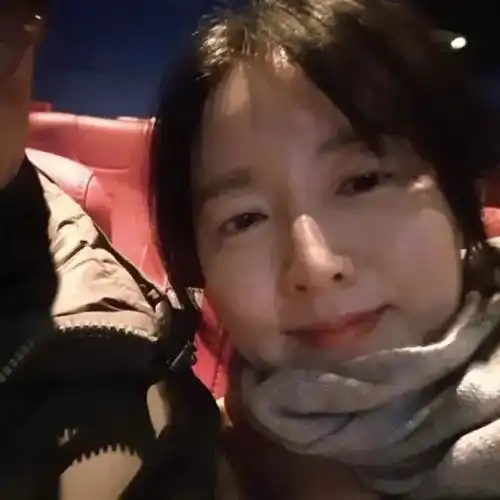 49岁李英爱带孩子玩,9岁龙凤胎身高到妈妈肩膀女儿可爱又漂亮
