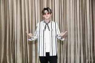 高清吴亦凡复古穿搭亮相活动嘻哈潮范十足