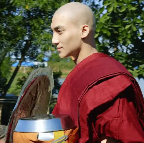 刷爆热搜的最帅和尚,竟是亚洲海王撞脸金城武,长腿又爆肌,这谁顶的住啊小哥