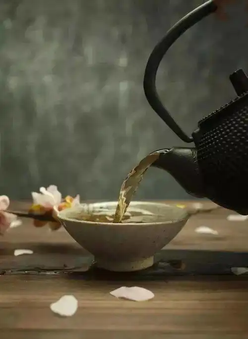 你是谁的茶,在等哪杯水