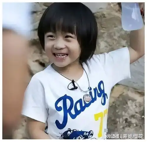 林志颖一家五口出国游被偶遇,真人又胖又显老,儿子身高超爸爸