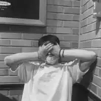 寂寞的男人手机自拍的黑白头像,安慰一下自已