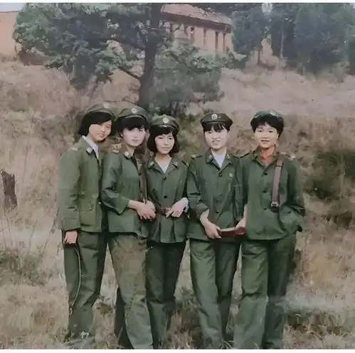 80年代,几名女兵的合影,此时应该是去野外拉练在休整时拍摄的