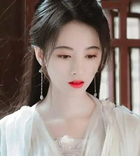 鞠婧祎早期造型被扒,比刘亦菲版还惊艳,看清颜值后,网友真是她