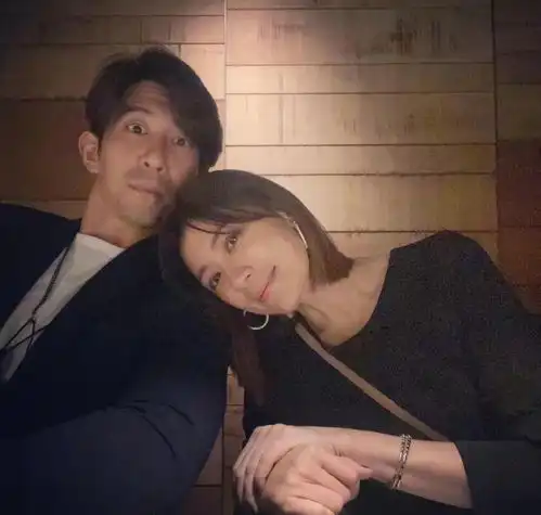 贾静雯去美国陪女儿意外受伤,手指红肿化脓,被误诊忙返台求助