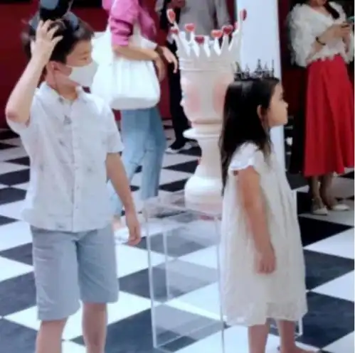 霍思燕穿黑色吊带看画展,嗯哼和神秘小妹妹互动,杜江负责拍照