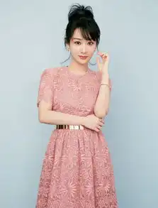 杨紫粉色连衣裙温柔优雅抬眸托腮活泼灵动